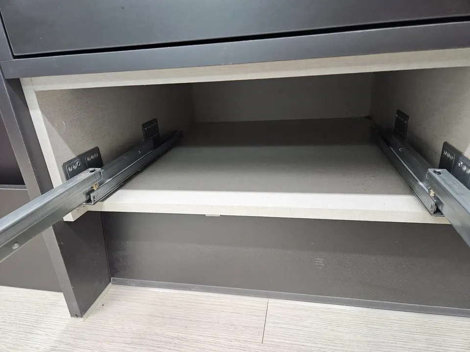서랍 레일 안쪽을 청소하는 현장