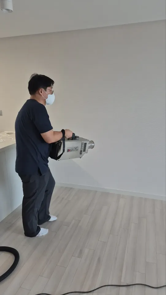 전문 장비로 벽면을 작업하는 센트럴크린 대표