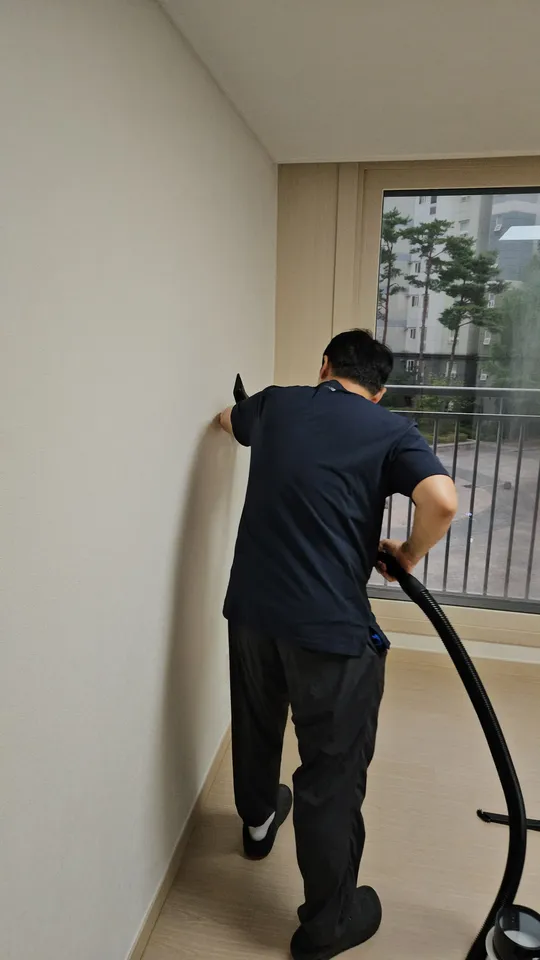 벽면을 세밀하게 작업하는 센트럴크린 대표